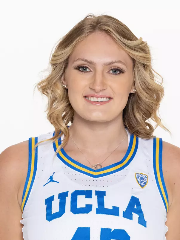 Izzy Anstey Headshot