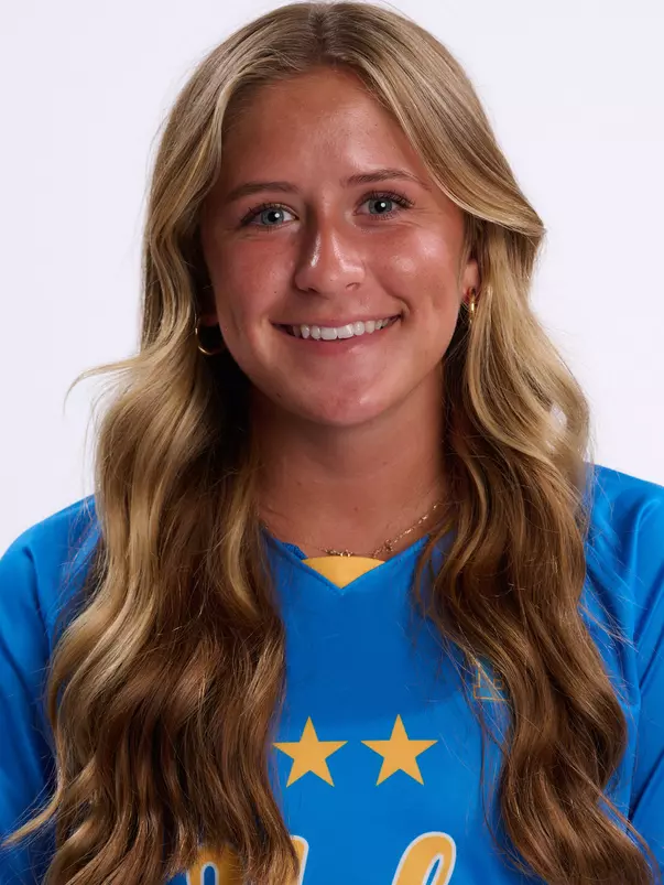 Julia Molnar 2025 Headshot