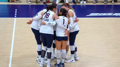 Huskies Fall to Villanova in Five Sets