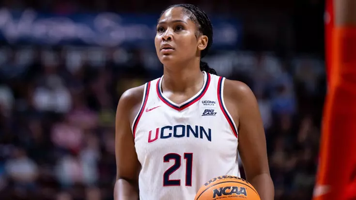 UNCASVILLE, CONNECTICUT - October 12 - Sarah Strong #21 in the game against the Syracuse Orangeat Mohegan Sun Arena in Uncasville, Connecticut. Photo by Simon Asher