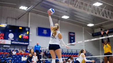 Huskies Fall in Three Sets to Wildcats