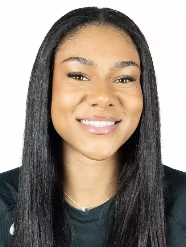 Noemi Despaigne headshot