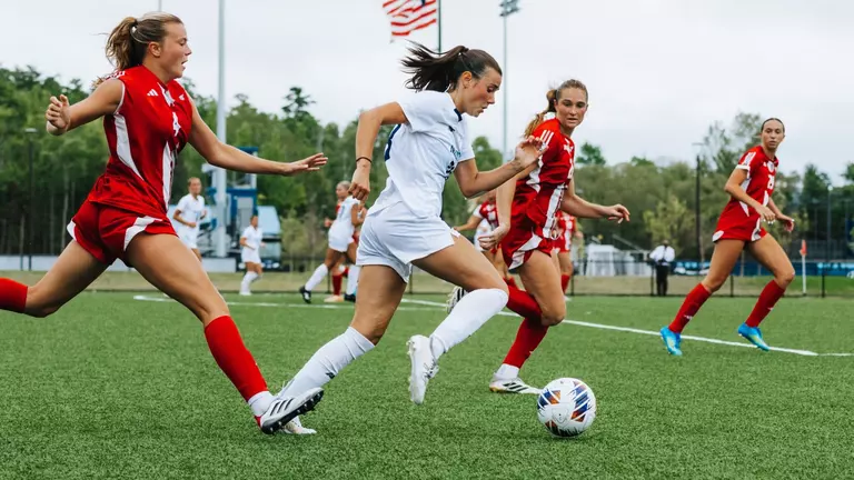 Sandrine Brault dribbles the ball.