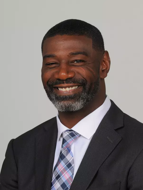 Lou Roe - Headshot (2016)