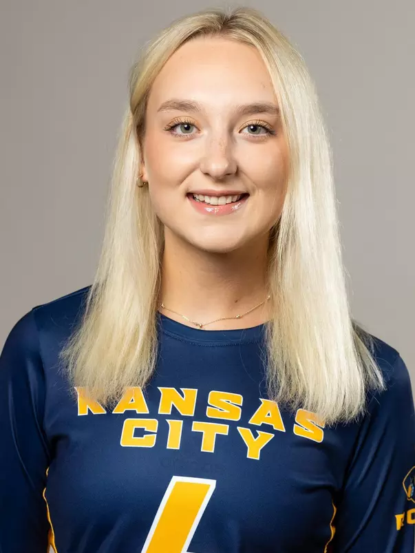 2022 Emma Crouch Headshot