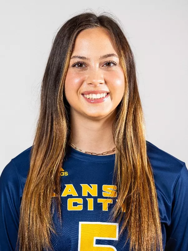 Sydney Henry 2023 Headshot