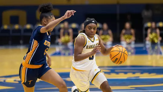 The KC Roos faced up against the UTEP Miners, playing a close game through the first half. Even with consistent effort through to the final seconds, the Roos fell to the Miners with a final score of 75-64.