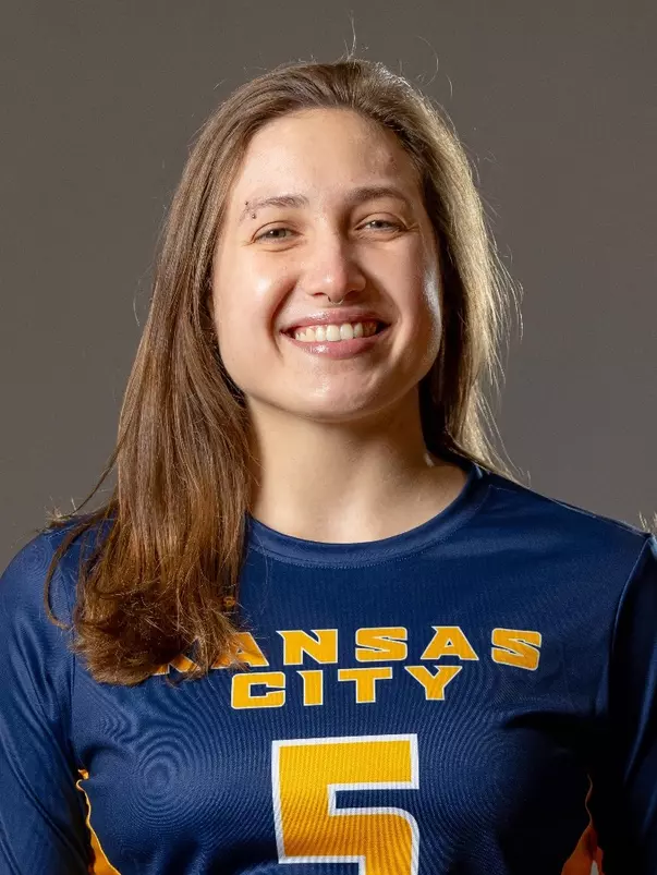 MARIA EDUARDA MOTTA HEADSHOT