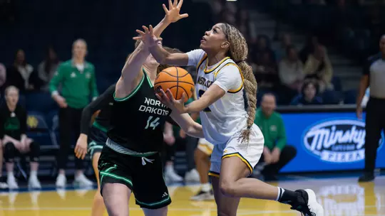 The Kansas City Roos went against the North Dakota Hawks, brining an action-packed game to the court. With the high energy, the Roos filled the audience with excitement. Despite the energetic moments, the Roos fell to the Hawks in a final score of 68-58.