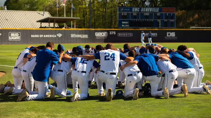 Baseball_Team_Huddle