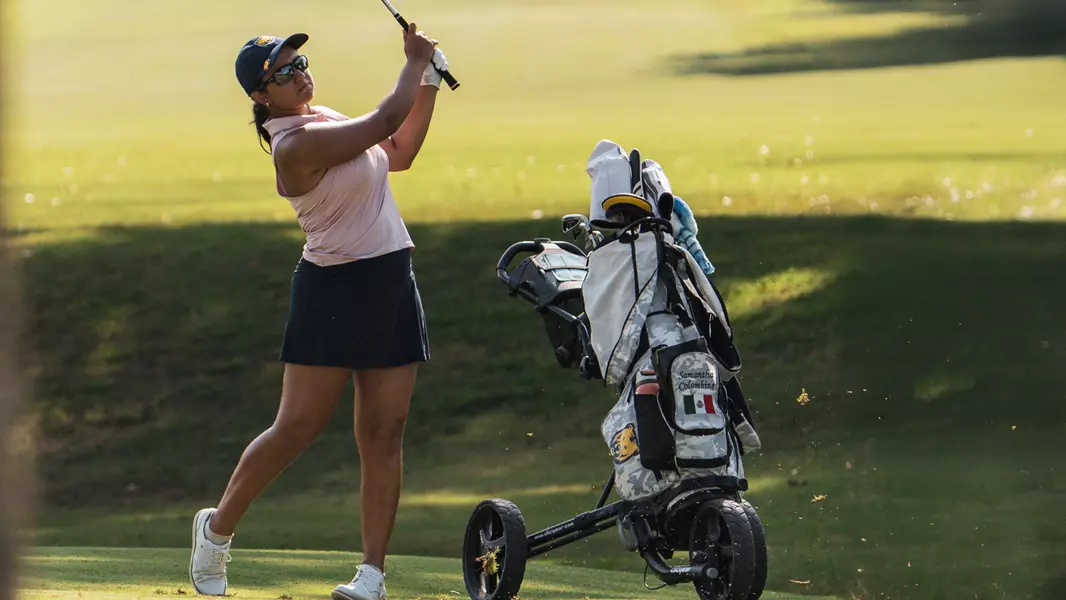 Samantha Colobime Swinging