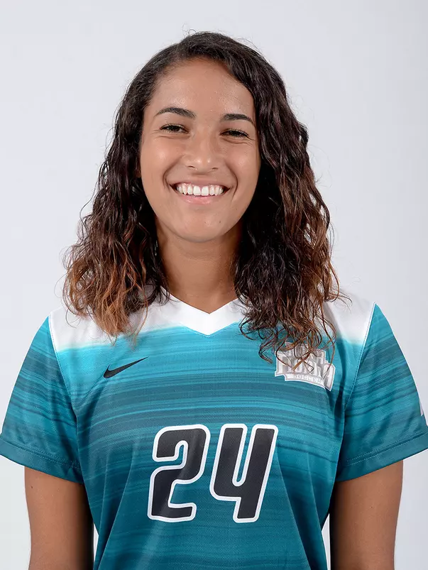 Head shot of Hannah Cardozo