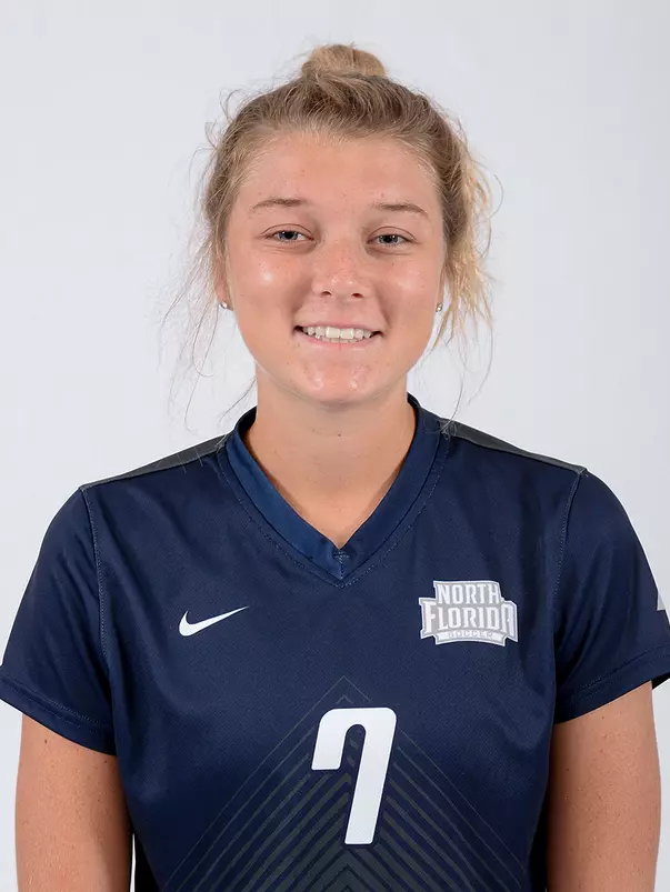 Head shot of Hollyn Knight