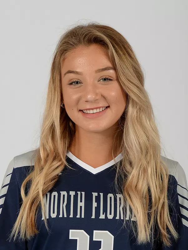 Head shot of Chloe Tebon