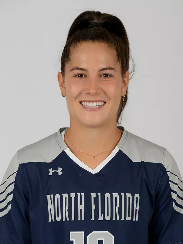 Head shot of Thais Reiss