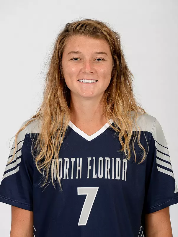 Head shot of Hollyn Knight