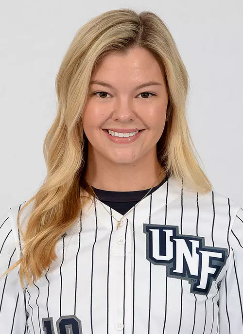 Abi Annett headshot