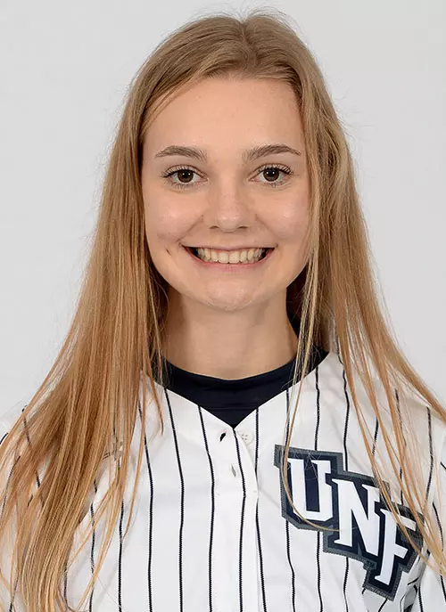 Halle Arends headshot