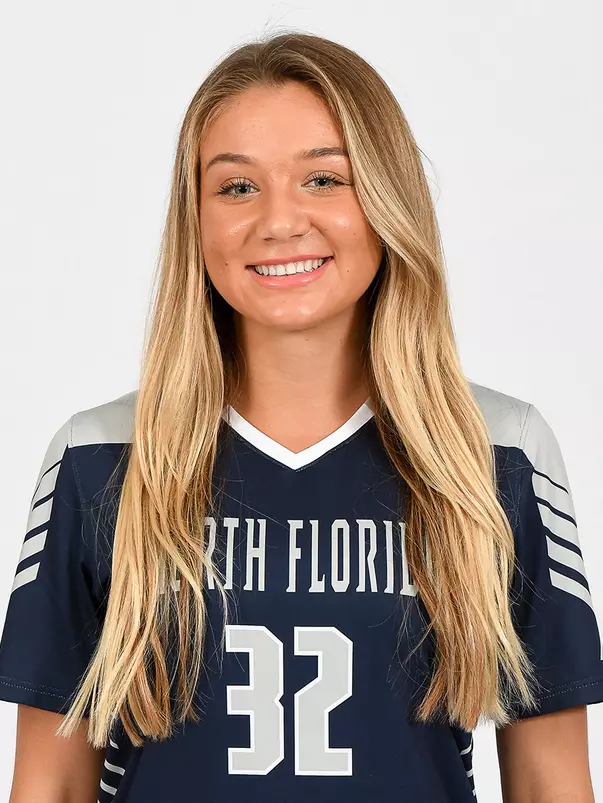 Head shot of Chloe Tebon