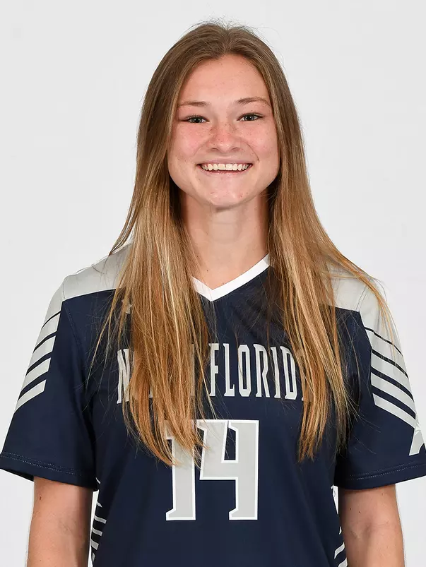 Head shot of Lauren Weiss