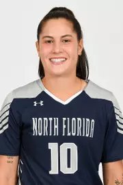 Head shot of Thais Reiss