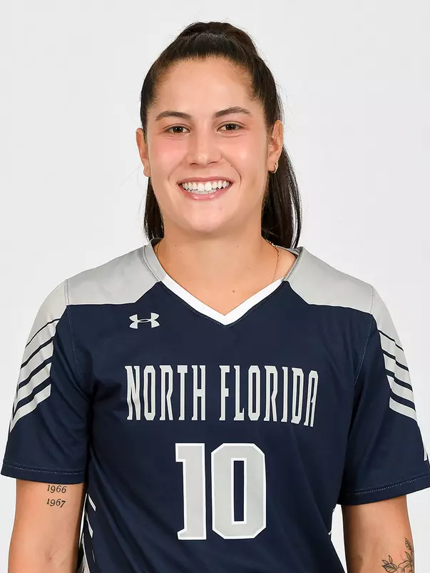 Head shot of Thais Reiss