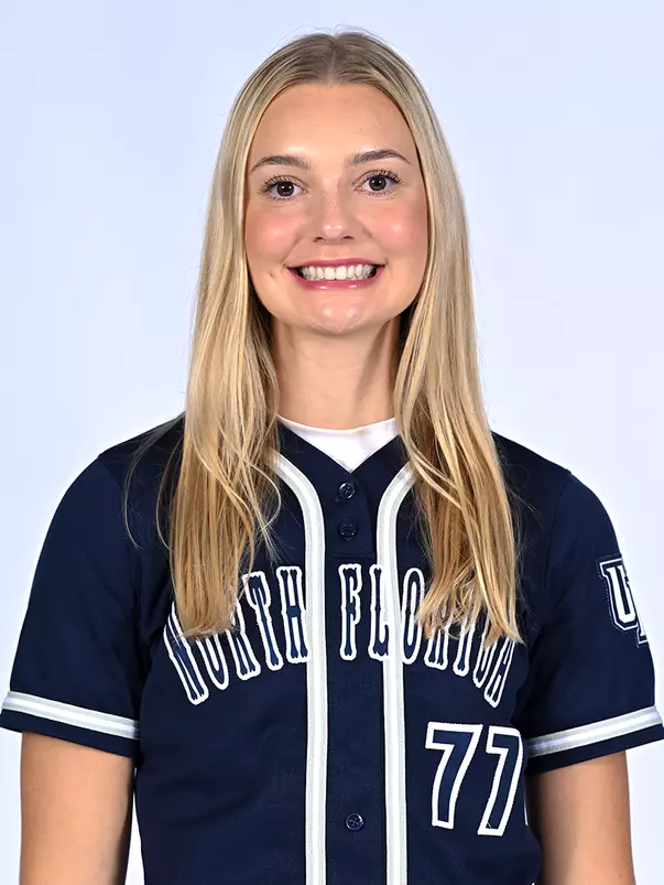 halle arends headshot
