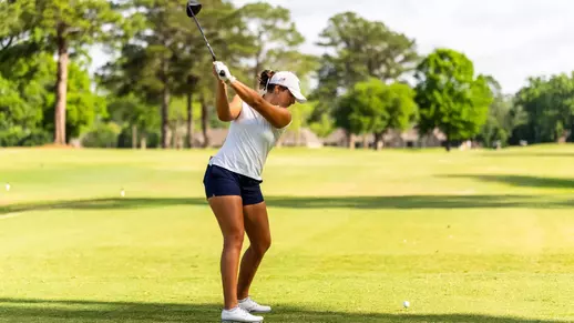 Mohea Mansbendel tees off