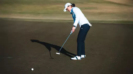 Helen Zhou putting down the green