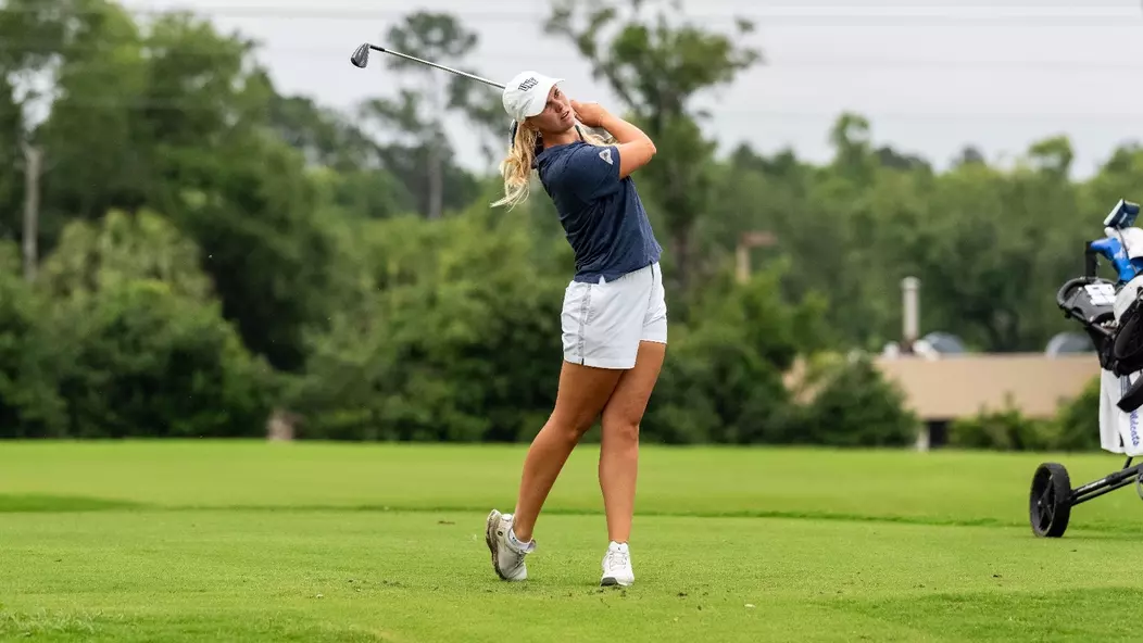 UNF golfer swings