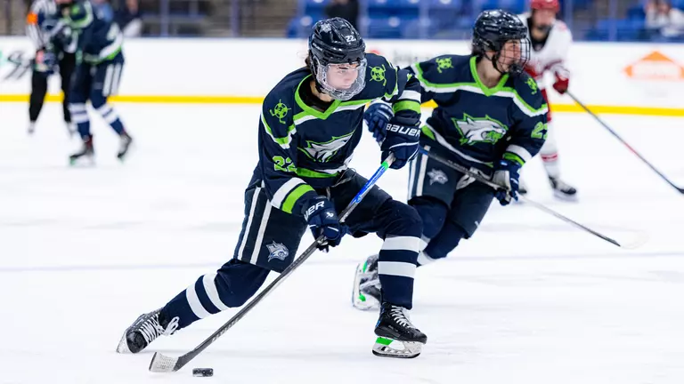Women's Hockey Falls to Harvard 2-1