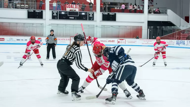 Women's Hockey Falls to No. 15 Boston University 4-2