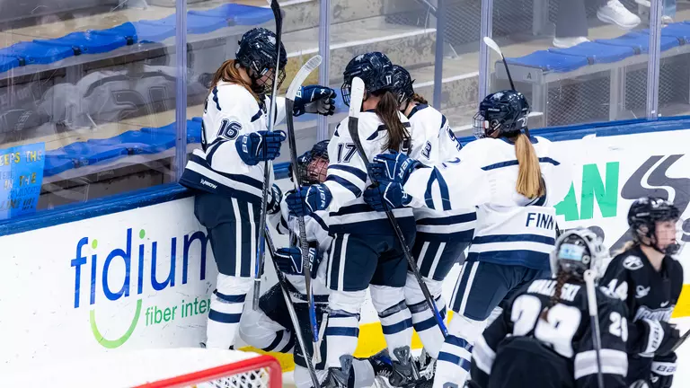 Women's Hockey Begins Home-and-Home with Holy Cross (Nov. 21)