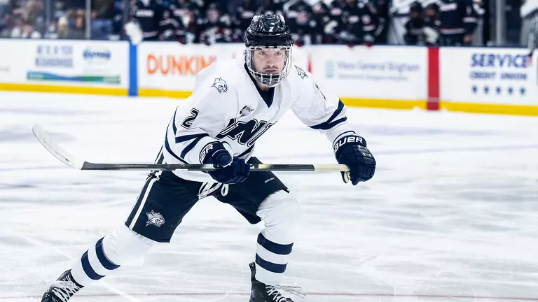 Men’s Hockey Drops Matchup to #10 UConn, 4-1
