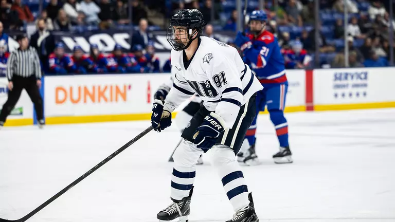 Men’s Hockey Falls to UMass Lowell