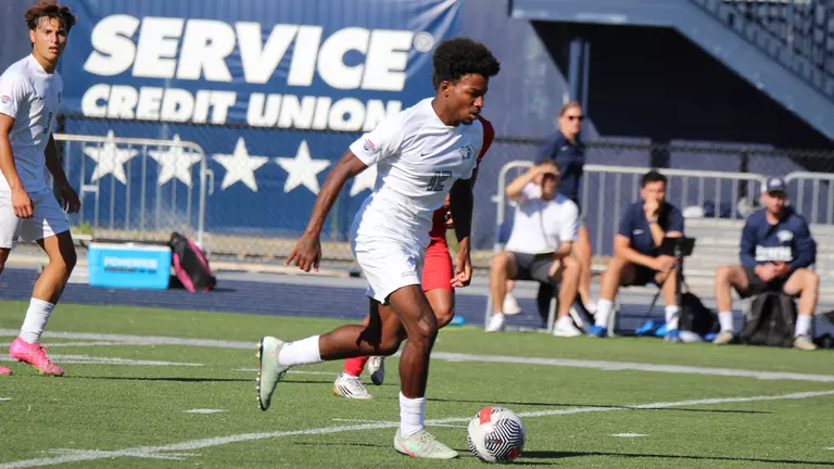 Xahvi DeRoza Named America East Rookie of the Week