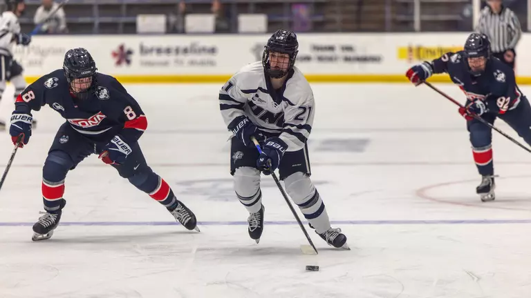 Women's Hockey Hits the Road for Matchup wtih No. 7 UConn (Jan. 31)