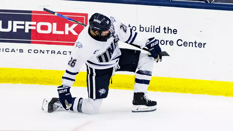#20 Men’s Hockey Defeats Colgate, 3-2
