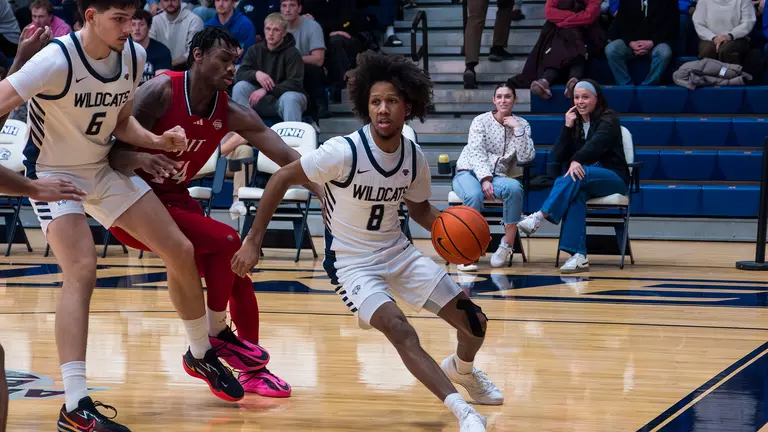 Robinson Nets Team-High 16 Points in 76-70 Loss to NJIT