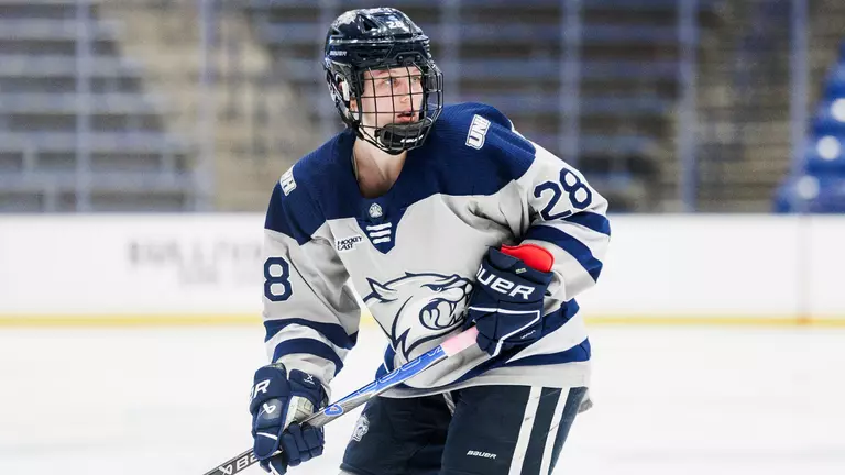 Women's Hockey Falls to No. 6 UConn