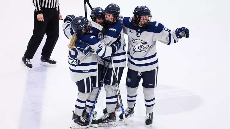 Women's Hockey Tops No. 13 Holy Cross, 3-2