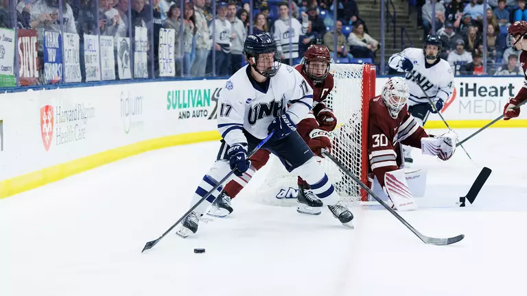 Men’s Hockey Falls to #17 UMass, 4-2