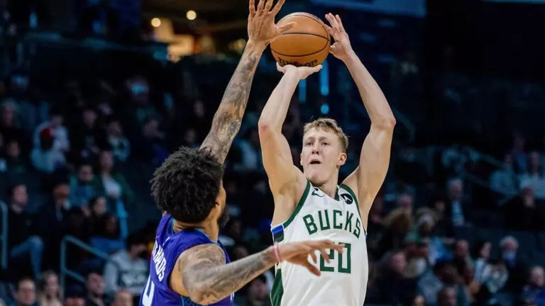 Former Panther AJ Green signs four-year extension with Milwaukee Bucks