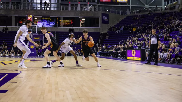 UNI men’s hoops roll past Rambers, 72-51