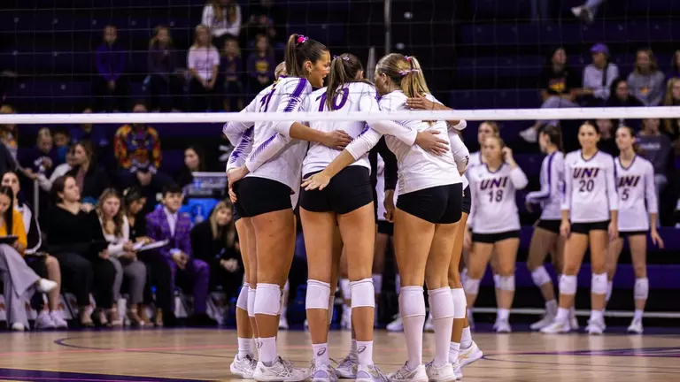 Michaels, Munch sign with UNI volleyball