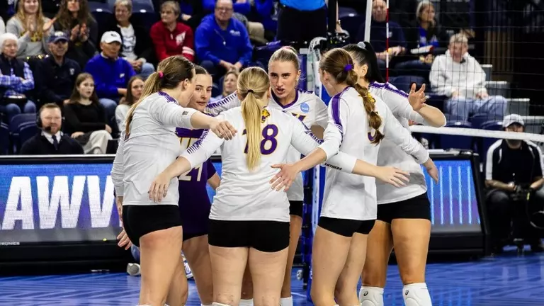 VB Team Huddle (2025 NCAA Tournament vs. Utah)