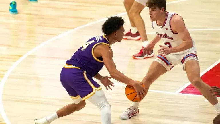 Panther men's basketball comes up short at Bradley, 75-69 Image