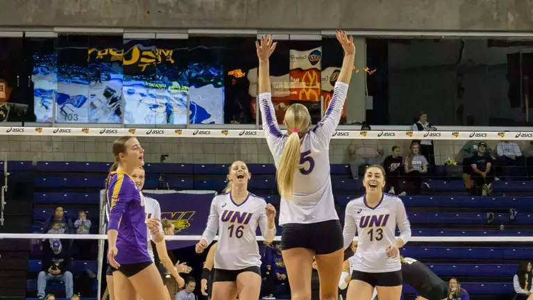 UNI volleyball sweeps Valparaiso to earn ninth straight win Image