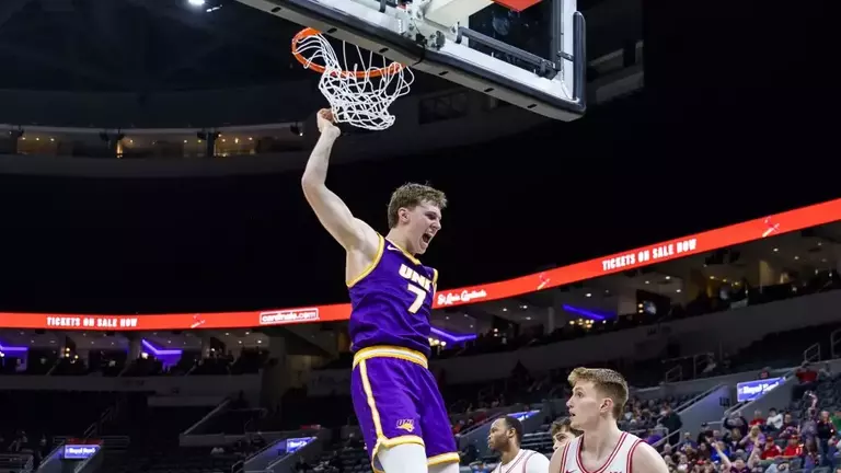 Panther men's basketball rolls into MVC semifinals with victory of Redbirds Image