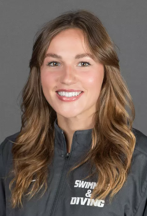 23-24 Swimming & Diving Headshots
Tosía Iwanowska